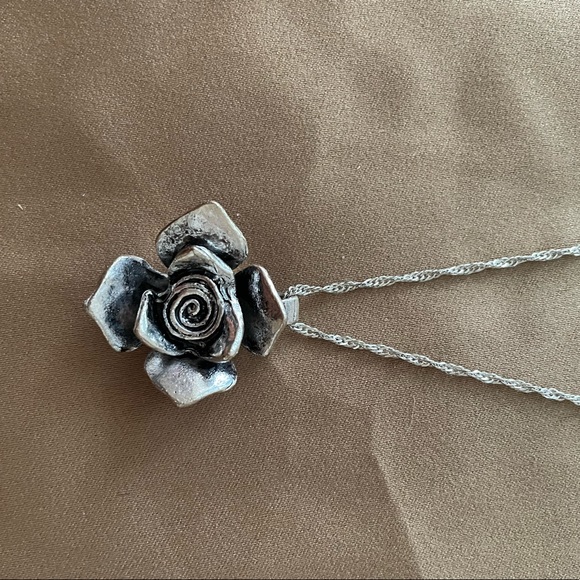 🌹Silver Plt 16” Chain with Metal Rose Pendant - Picture 6 of 6